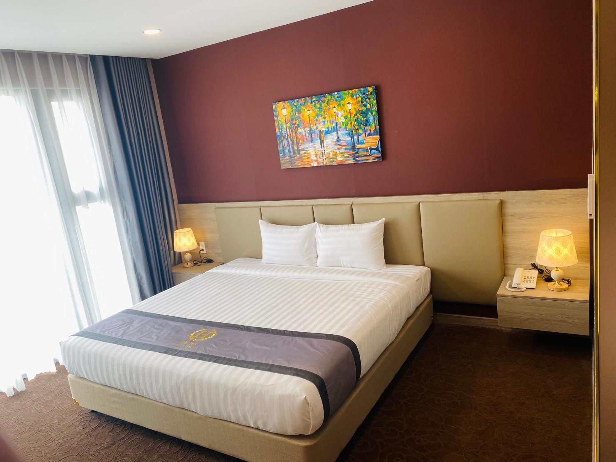 Отель Hera Luxury 4*