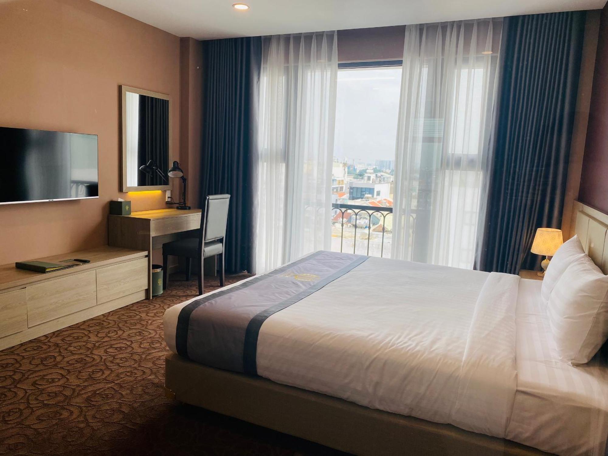 Отель Hera Luxury 4*