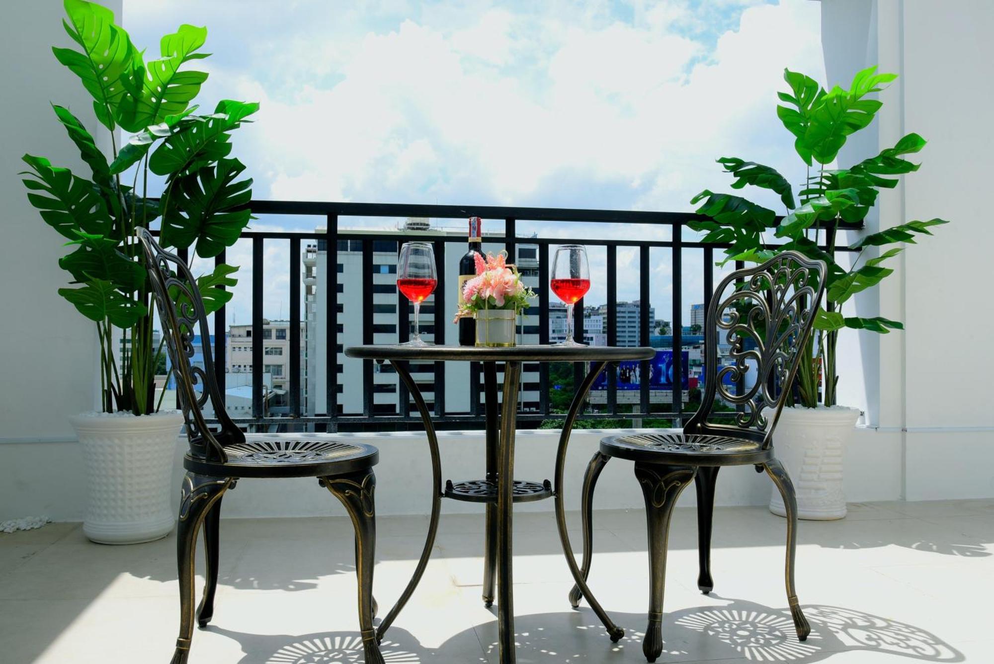 Отель Hera Luxury 4*